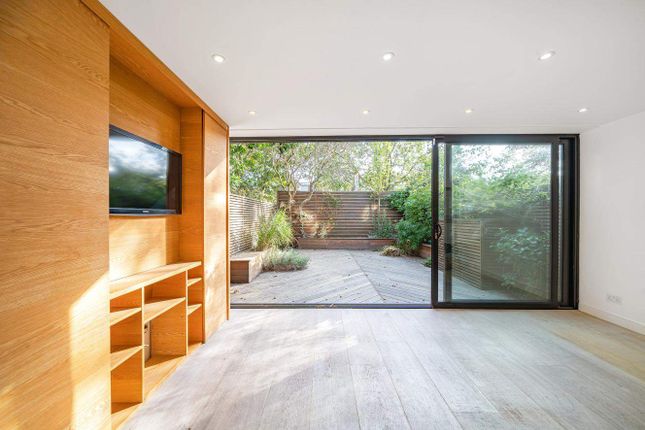 Thumbnail Town house for sale in Brocas Close, London