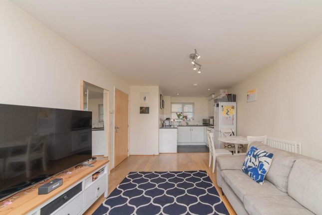 6, Wilding Court, Borehamwood photo 2