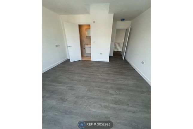 Hollycroft Avenue, Wembley photo 5