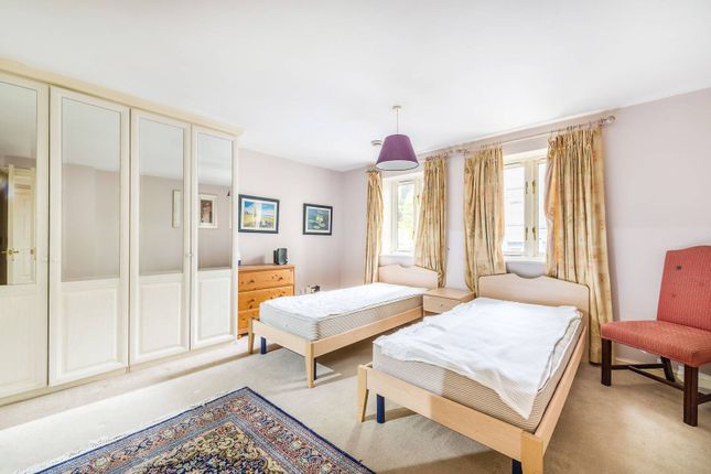 Flat to rent in Oakford House, Olympia, London