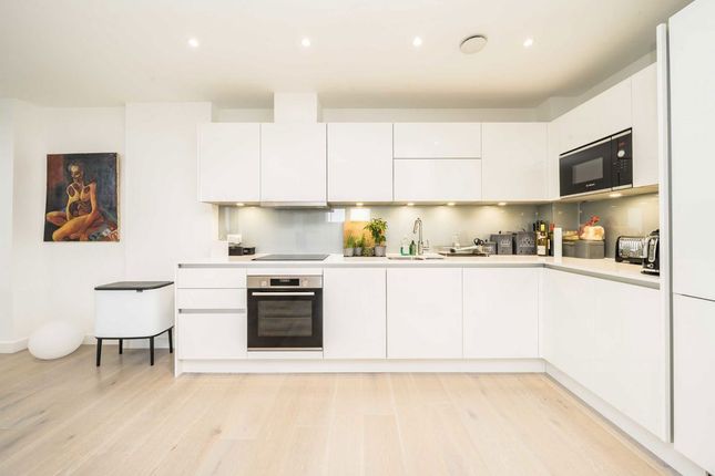 Apartment 111, Carriage House, 10, City North Place, London photo 3