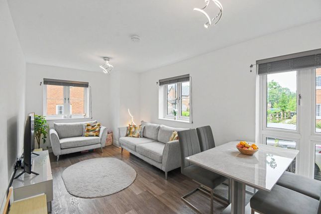 Flat 3 Flynn House, Woodside Close, Bagshot, GU19 5FS photo 3