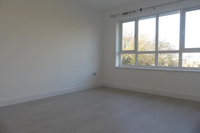 16 Langley Court, Crawley photo 2