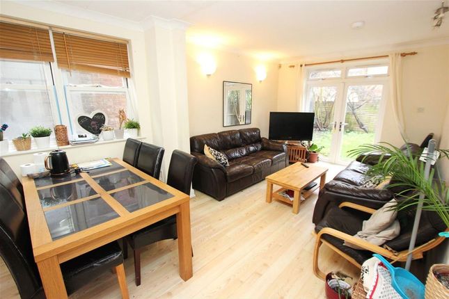 13, Louisa Gardens, London photo 3