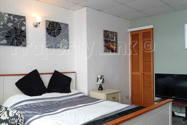 Studio flat on 14, King Edward Avenue, Blackpool, £3,500/mo
