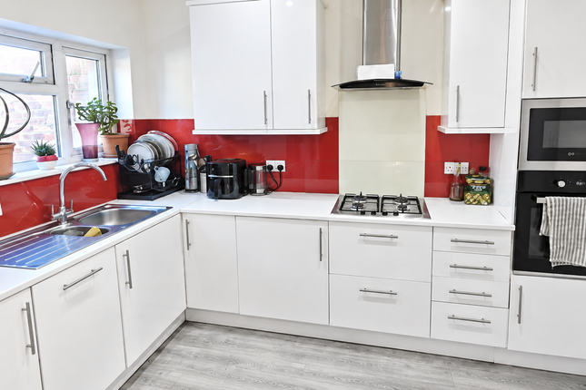 34 Hainault Road, Romford photo 5