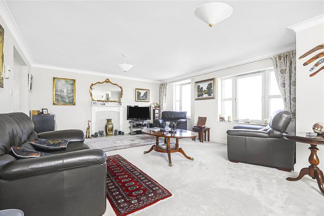 2-bed flat on Apartment 20, Hampton Court, King & Queen Wharf, £600,000
