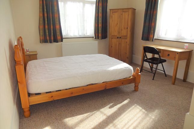 Thumbnail Room to rent in Camborne Grove, Yeovil