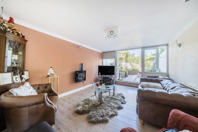 1, Sanctuary Close, Uxbridge photo 2