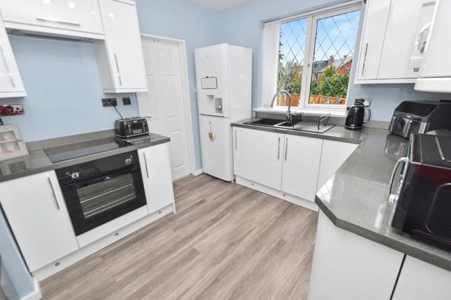 28, Stonebridge Lane, West Yorkshire photo 4