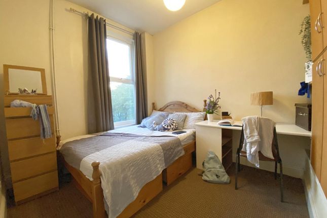 Bright, Neatly Presented Double Bedroom With A Com...
