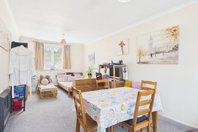 27, Wentworth Avenue, Berkshire photo 2