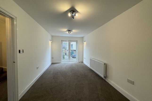 Town house to rent in London Road, Strood, Rochester