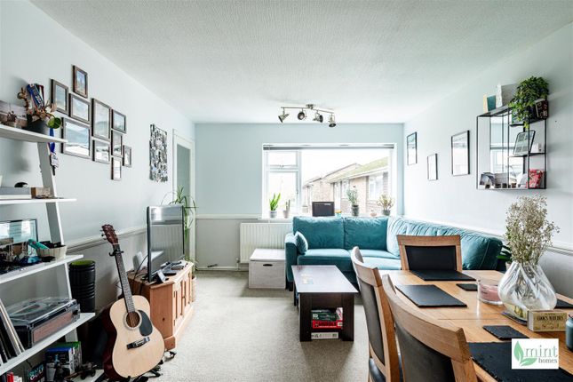 12, Hayden Court, Addlestone photo 2