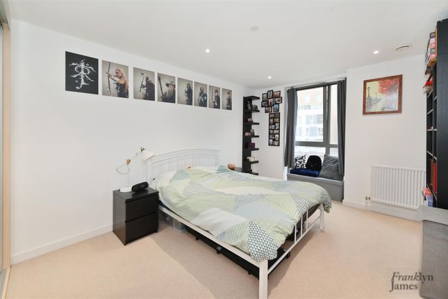 Flat for sale in Heritage Tower, Canary Wharf, London