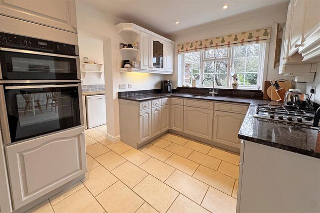 26, Ash Combe, Godalming photo 4