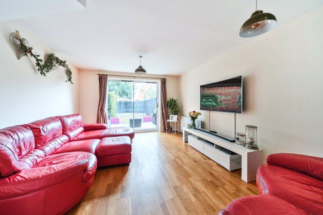 9, Crosby Way, Farnham photo 3