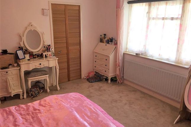 213, Hedgemans Road , Dagenham  photo 3