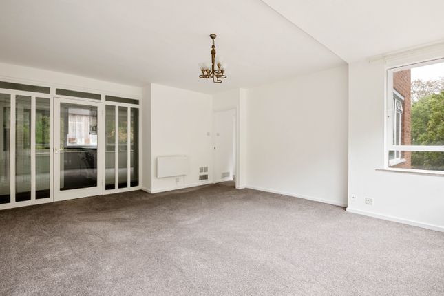 11, Raleigh Court, London, England photo 3