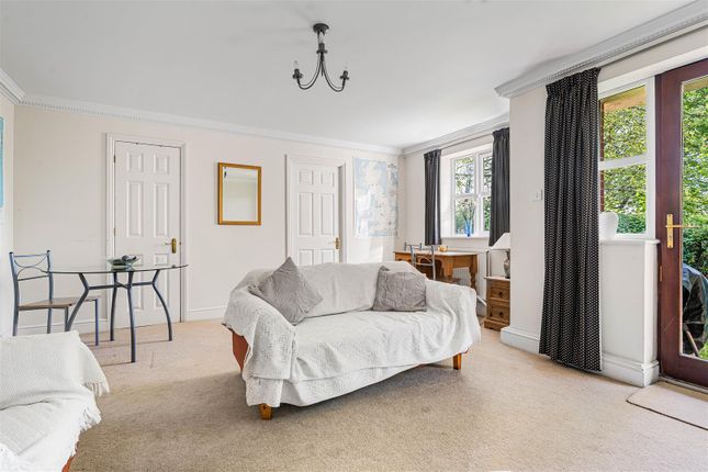 82 Mapledurham House, Elliotts Way, Reading photo 4