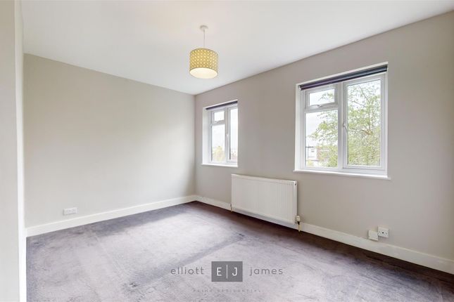 Flat to rent in York Crescent, Loughton