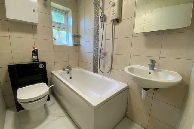 11, Luton photo 4