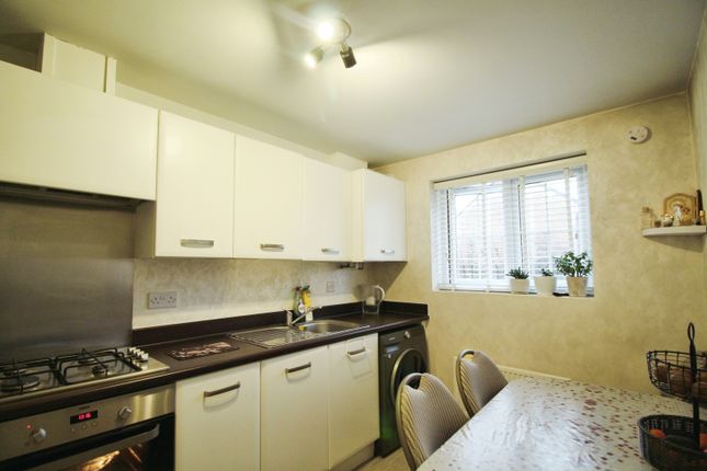 19, Clay Close, Wakefield photo 3