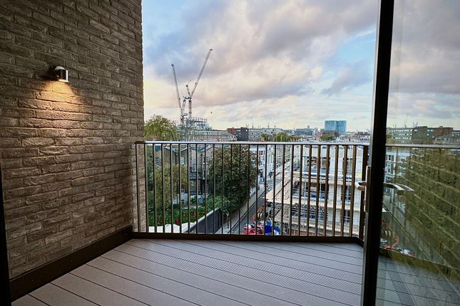 Flat to rent in Paragon Square, London