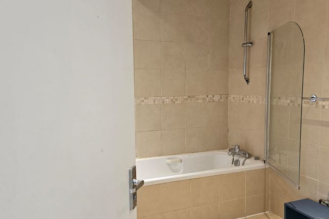 Flat Room 4, 20, Sherwood Road, London photo 4