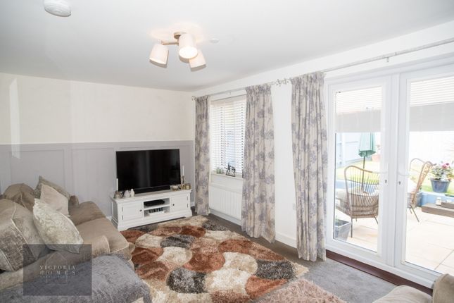 28, Blue Lake Close, Ebbw Vale photo 4