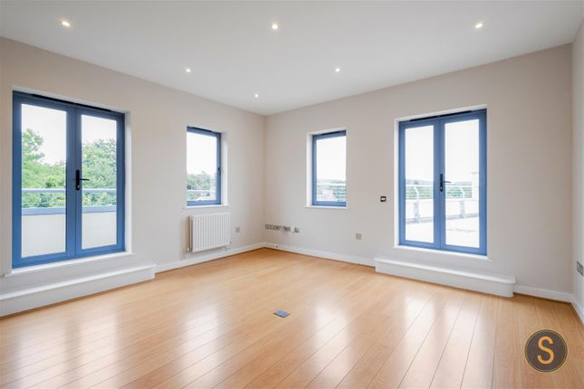 Flat for sale in The Penthouse, Massey House, Tring