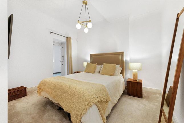 Flat 26 York House, 1, Eastcastle Street, London photo 4