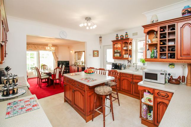 6, Hedley Crescent, Wakefield photo 3