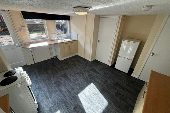 37, Longroyd Grove, Leeds photo 3