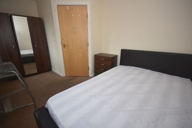 Town house to rent in Chorlton Road, Hulme, Manchester. 4Au.
