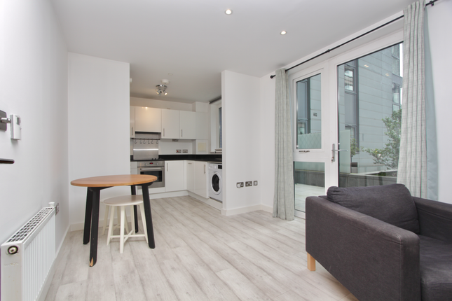 Flat to rent in Aquarelle House, City Road, Islington, London