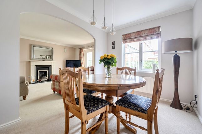 4, Earle Croft, Bracknell photo 4