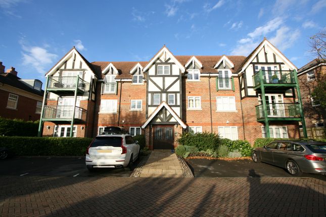 Flat to rent in Eastbury Avenue, Northwood