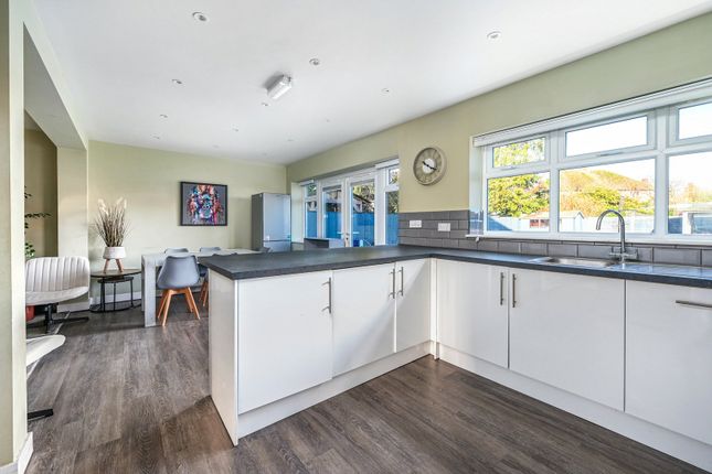 10, Meadway, Surrey photo 2