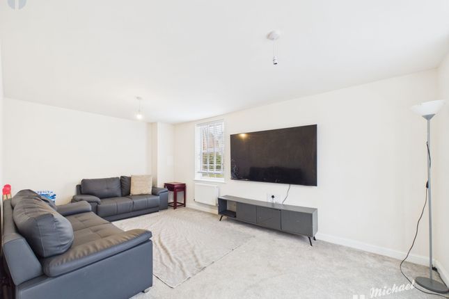 35 Sutton Grove, Aylesbury photo 2