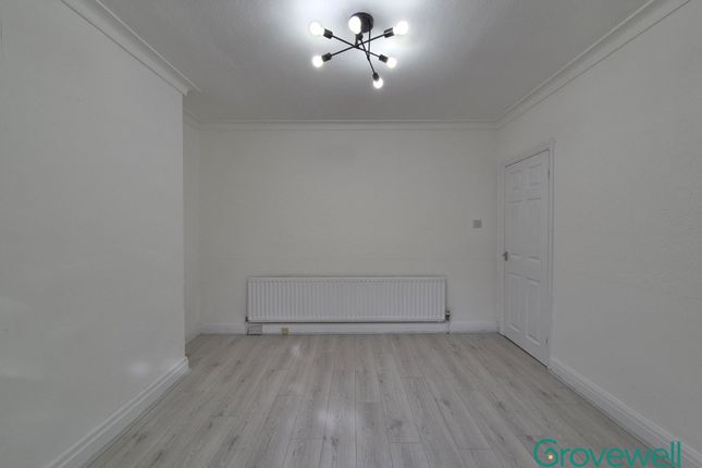 10 Brookside Drive, Salford photo 4