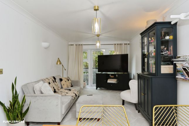Flat 49/Priory Heights, Buckingham Avenue, Slough photo 4