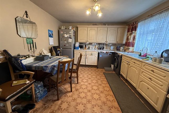 10, Shore Close, Feltham photo 4