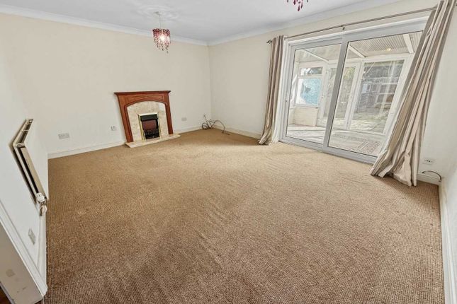 12 Waveney Close, Daventry, Northamptonshire photo 3