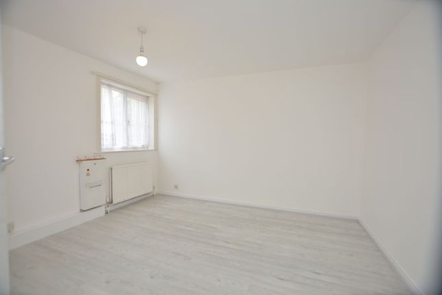(LettsPay) 14, Sandown Close, Hounslow photo 5