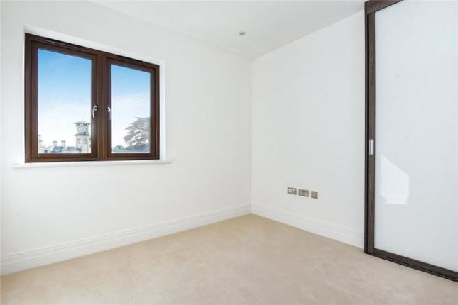 Duchess Crescent, Stanmore, London photo 4