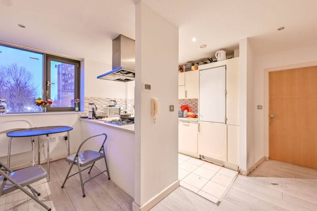 Thumbnail Flat for sale in Fusion Building, Docklands, London