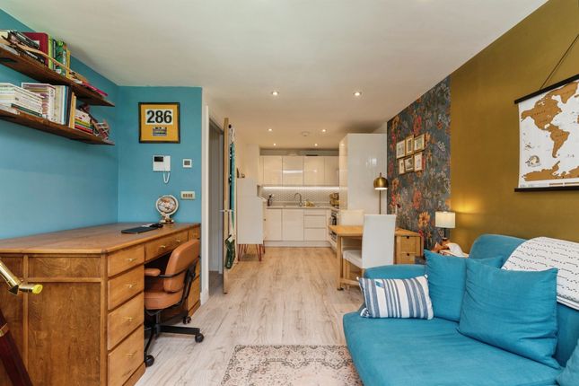 Flat 15, North Building, River View Court,, Victoria Bridge Road, Bath photo 4