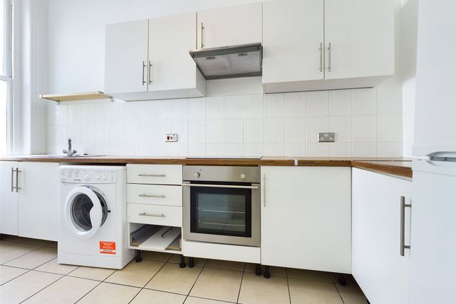 Flat to rent in Buckingham Road, Ff