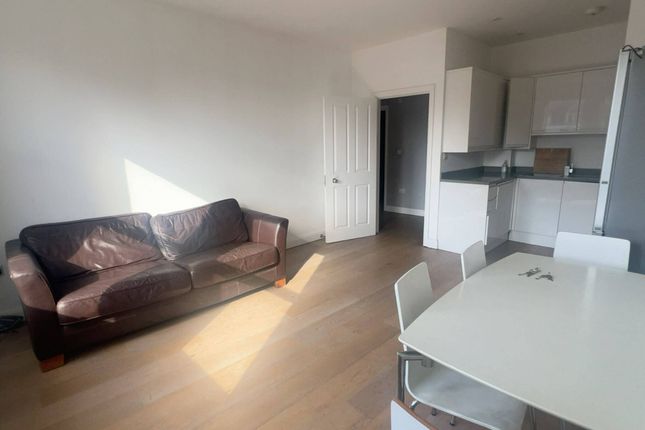 Flat 4, 19 Grange Park, London photo 2